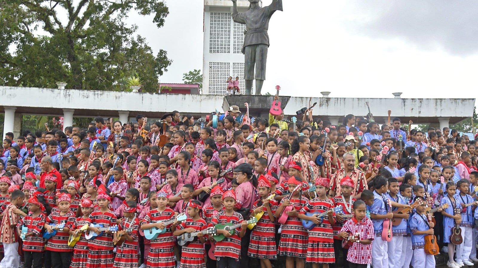 Saparua Badendang Jukulele (SinPo.id/ Dispen Lantamal)