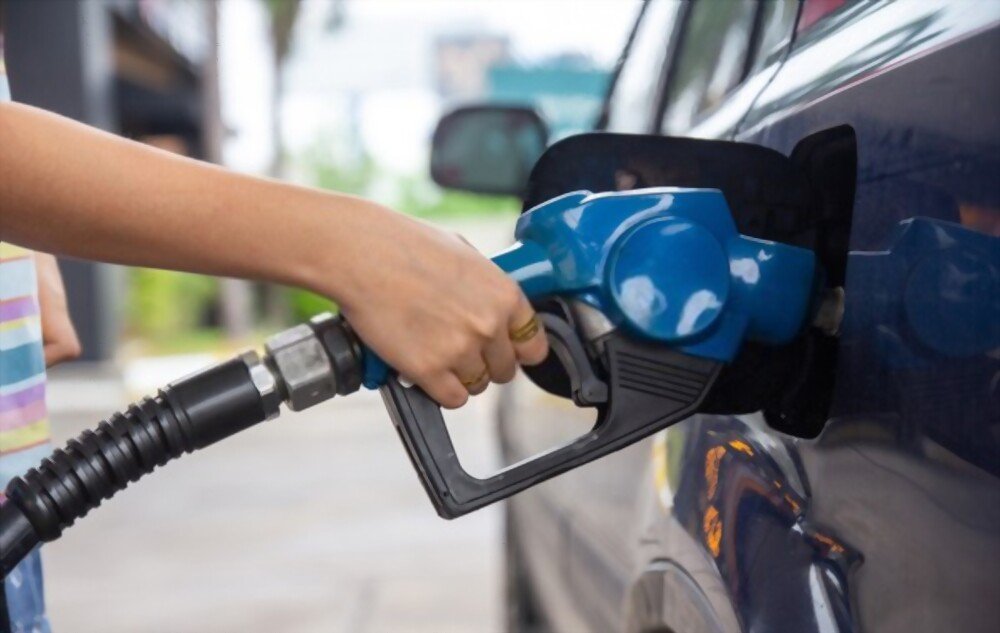 Ilustrasi mobil isi bahan bakar atau BBM (Shutterstock)