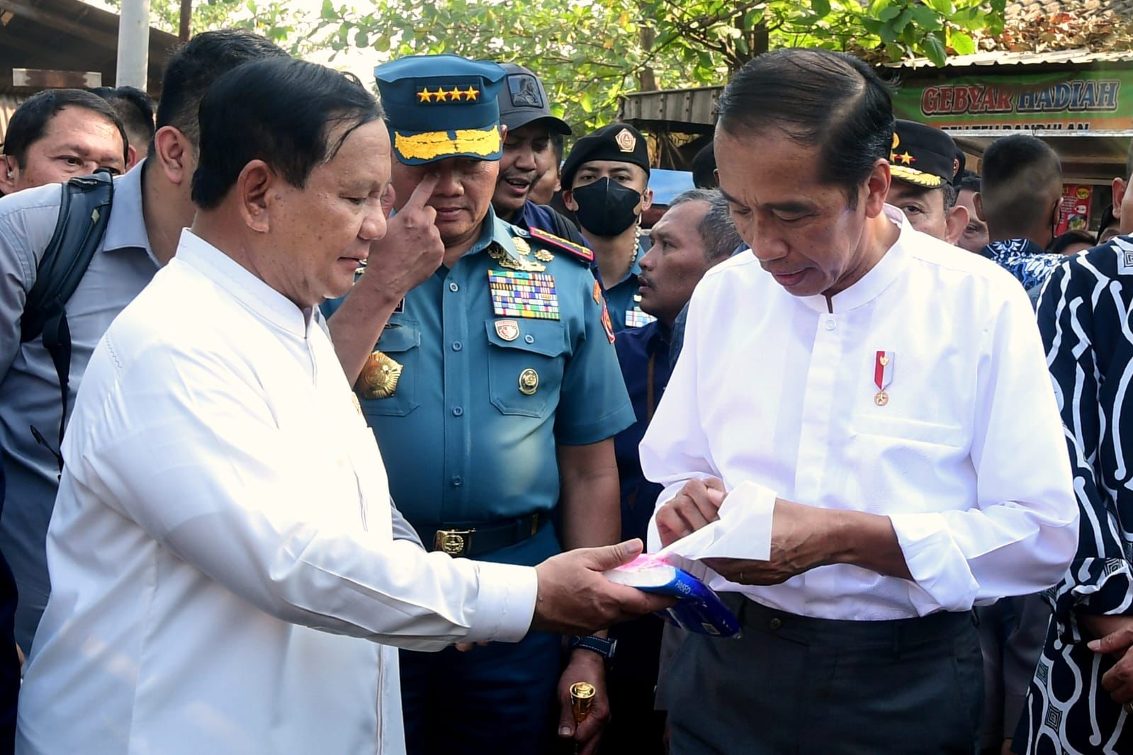 Prabowo berikan tisue kepada Presiden Jokowi (Sinpo.id/Tim Media)