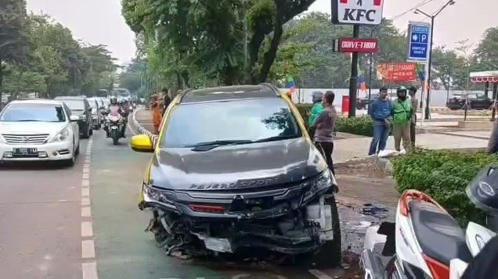 Pajero yang tabrak separator busway di Palmerah (SinPo.id/ Instagram)