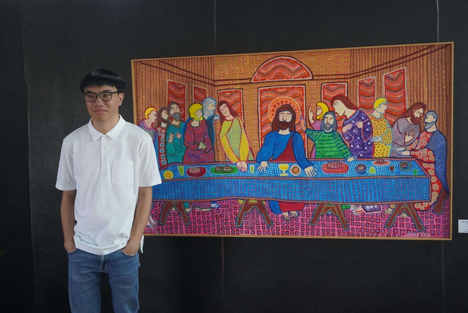 Pelukis muda berbakat Oliver Wihardja gelar pameran lukisan 14 karya yang akan di kirim ke Gereja Singapura (Ashar/SinPo.id)