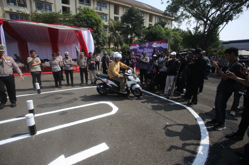 Polri resmi mengganti jalur lintasan ujian praktek SIM dari angka 8 menjadi lintasan huruf S (Ashar/SinPo.id)