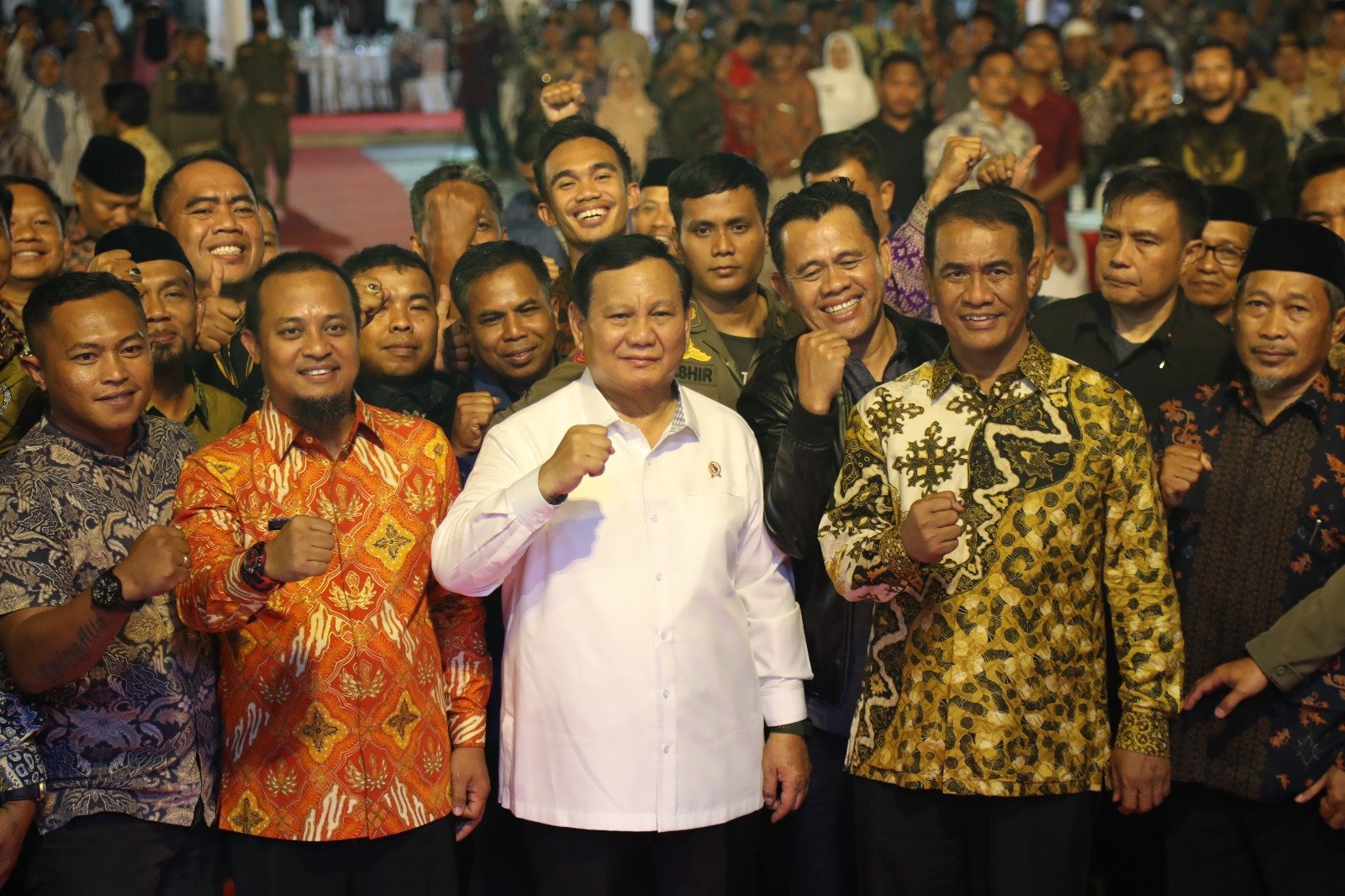 Para kepala desa dan Gubernur Sulsel foto bersama Prabowo Subianto (Sinpo.id/Tim Media)