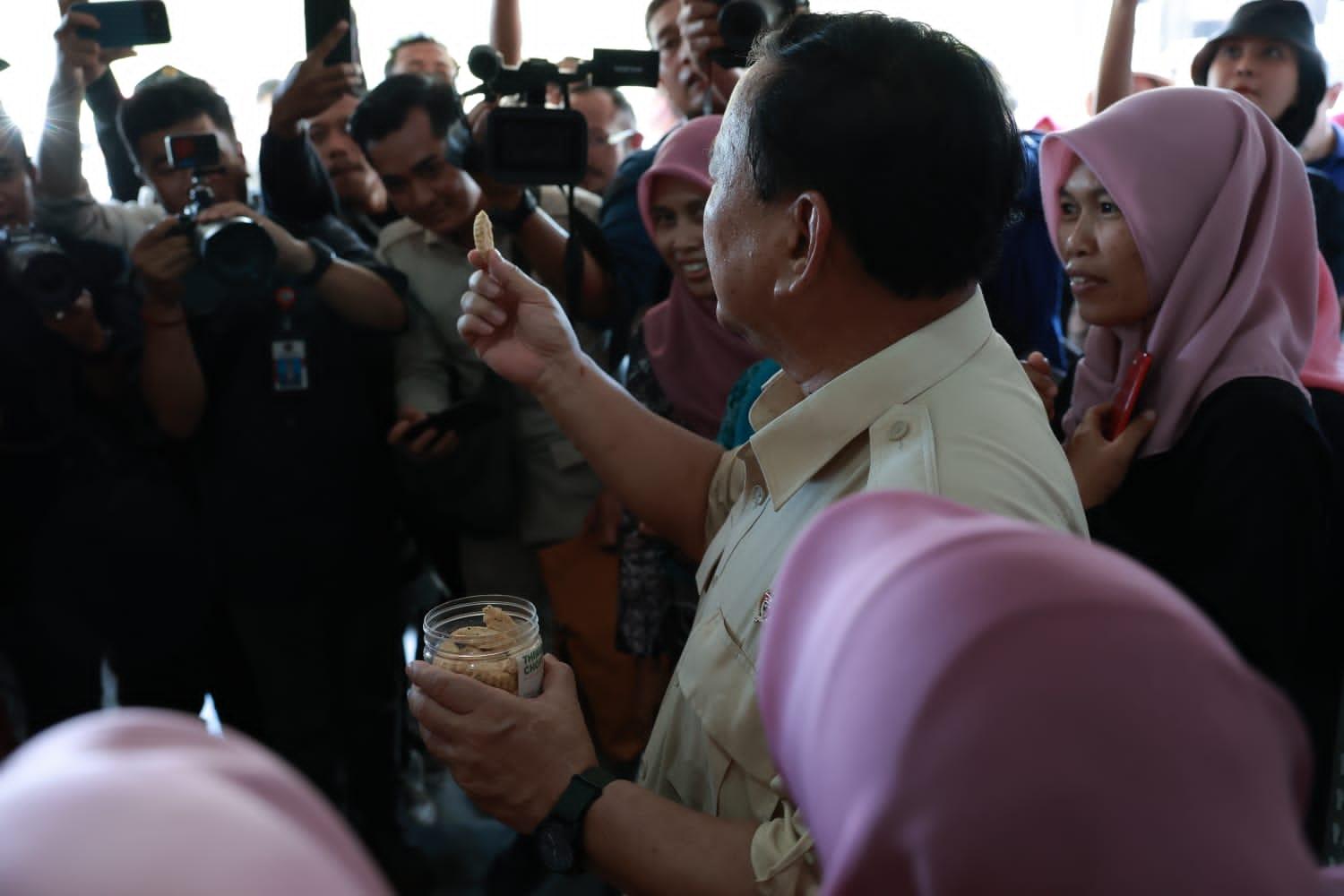 Prabowo pamerkan Thiwul Chokot UMKM PKK Gunung Kidul (Sinpo.id/Tim Media)