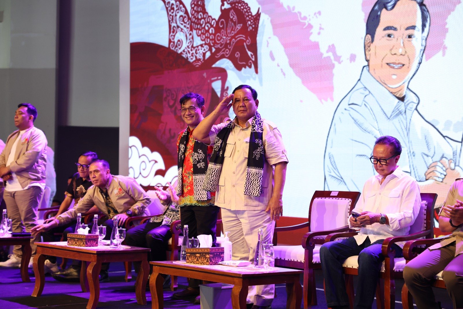 Selendang khas Semarang jadi cenderamata untuk Prabowo (Sinpo.id/Tim Media)