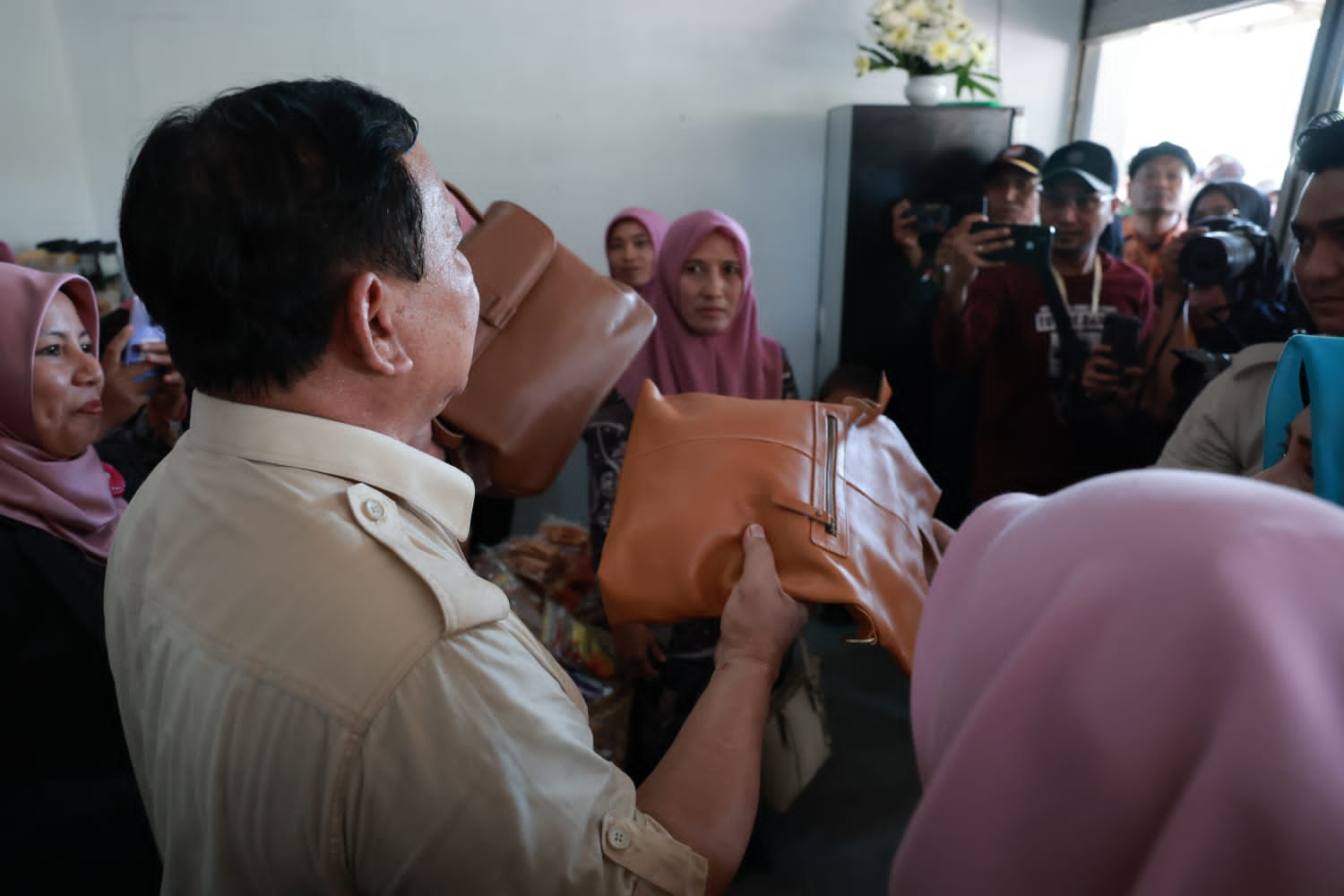 Prabowo sambangi ibu-ibu PKK (Sinpo.id/Tim Media)