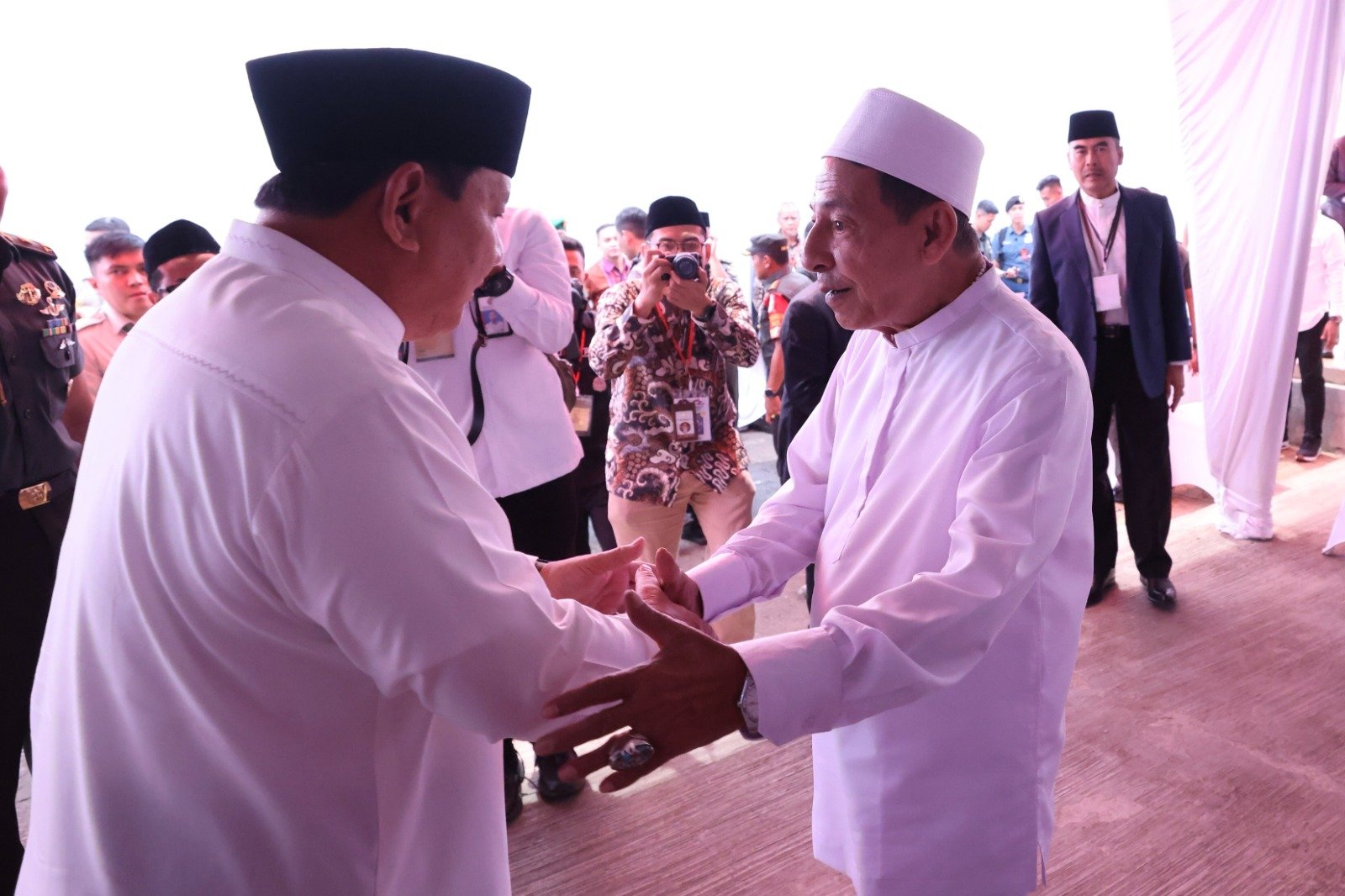 Prabowo menyambut para hadirin Muktamar Sufi Internasional (Sinpo.id/Tim Media)