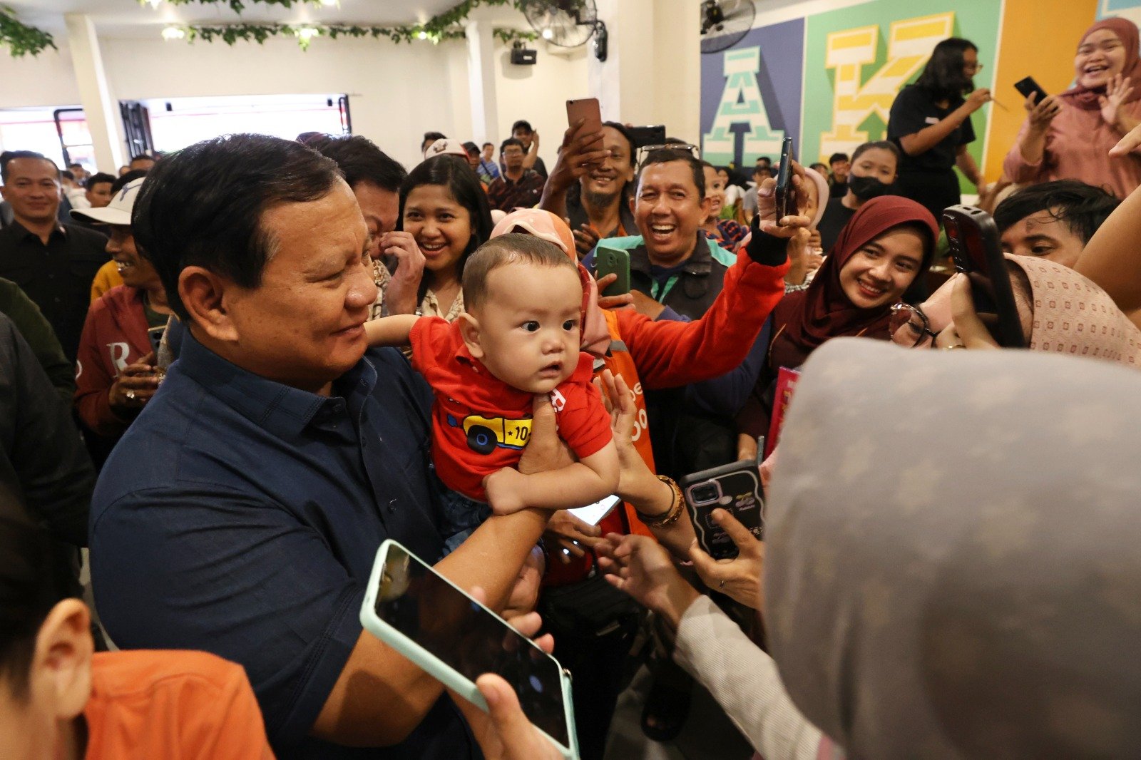 Prabowo sambut pengunjung yang mengajaknya swafoto (Sinpo.id/Tim Media)