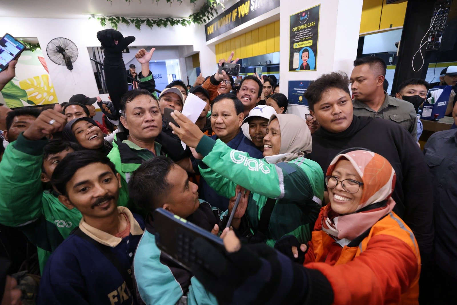 Prabowo diajak foto bersama para pengunjung Mie Gacoan (Sinpo.id/Tim Media)