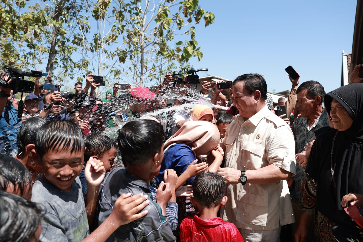 Warga gembira setelah kampung mereka mendapat sumber air bersih dari Prabowo (Sinpo.id/Tim Media)