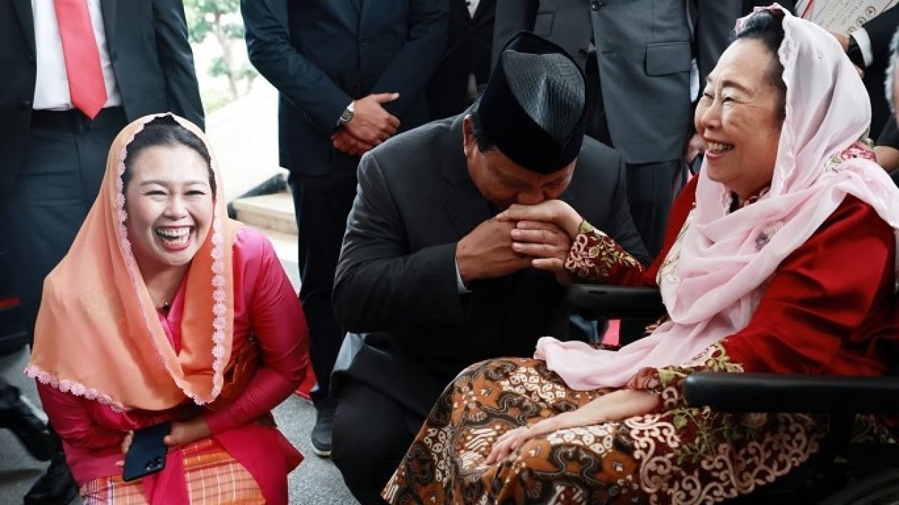 Momen Ketua Umum Partai Gerindra Prabowo Subianto mencium tangan istri Gus Dur (Sinpo.id/Tim Media)