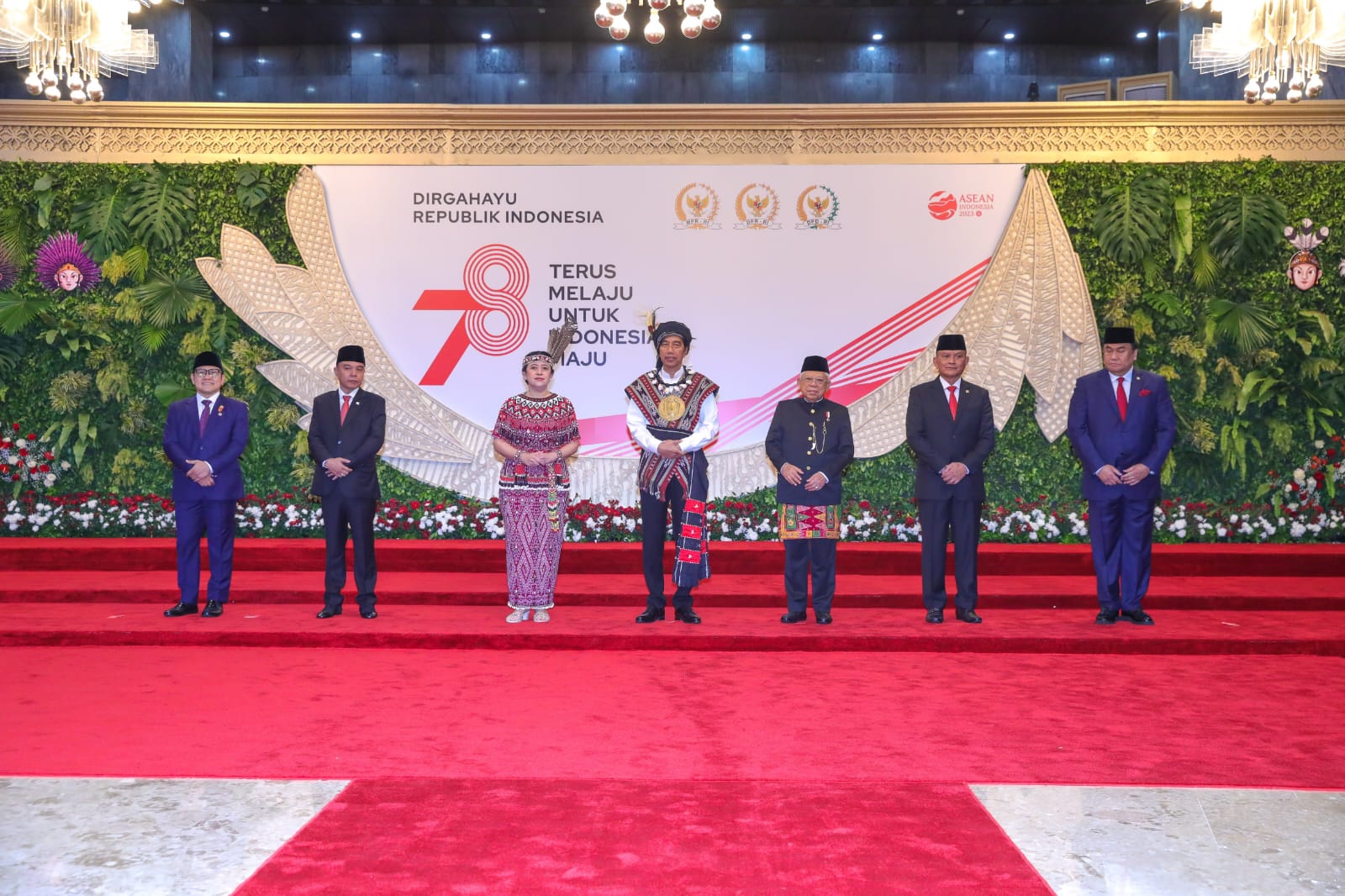 Ketua DPR RI Puan Maharani (ketiga dari kiri) menggunakan pakaian adat Suku Dayak, Kalimantan Barat. (SinPo.id/Dok. DPR RI)