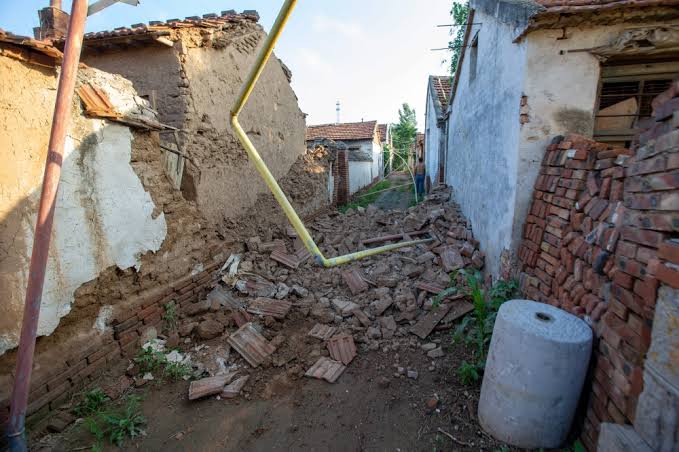 Rumah-rumah runtuh akibat gempa di China Timur (Sinpo.id/AFP)