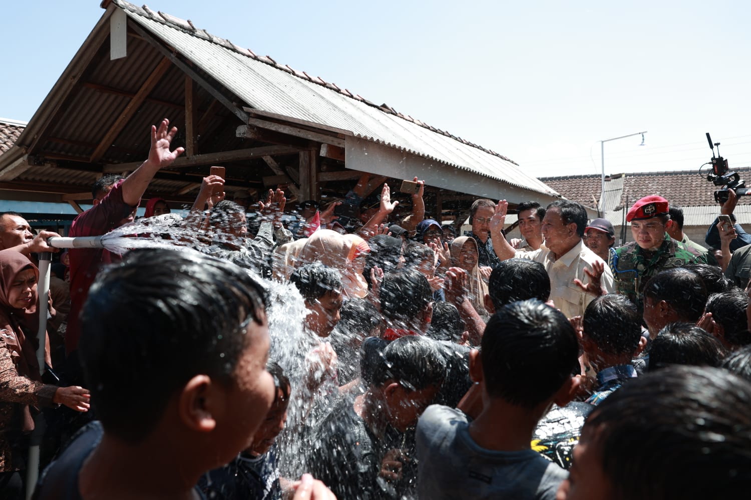 Prabowo basah-basahan bareng anak-anak Gunung Kidul (Sinpo.id/Tim Media)