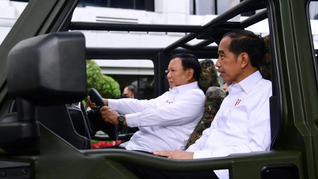 Menhan Prabowo Subianto seraya memamerkan foto kebersamaannya dengan Presiden Jokowi. (SinPo.id/Biro Pers Sekretariat Presiden)