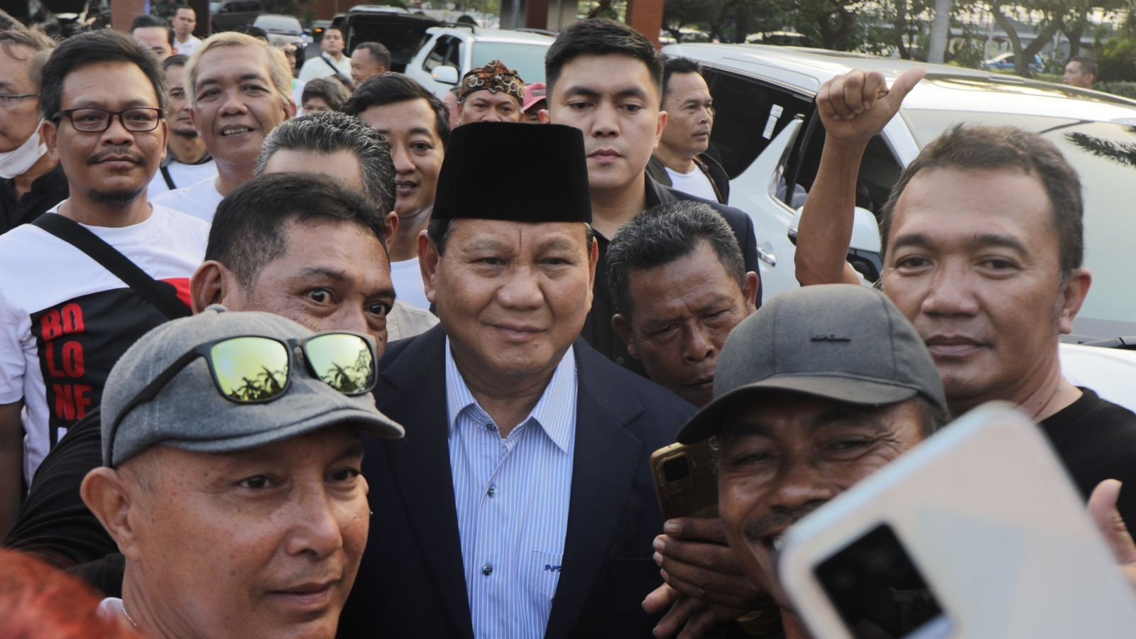 Menhan Prabowo Subianto disambut di Bandara Adi Soemarmo (SinPo.id/ Tim Media Prabowo)