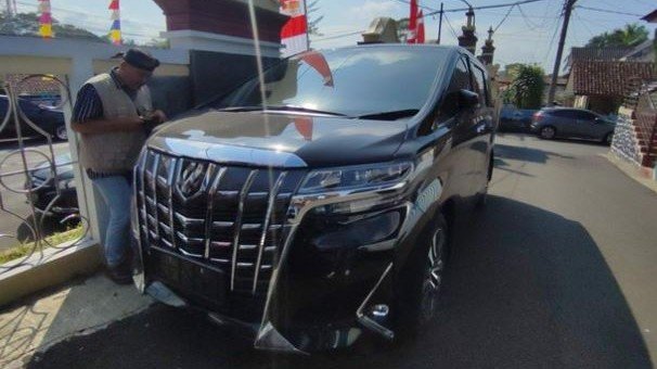 Mobil Alphard yang ditumpangi Bupati Pangandaran (SinPo.id/ NTMC Polri)