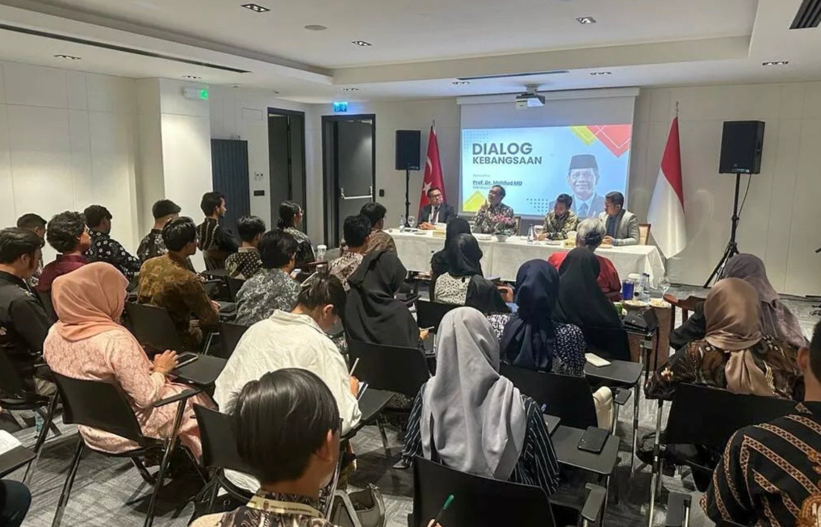 Menko Polhukam Mahfud MD bertemu mahasiswa dan warga Indonesia di Ankara dan Istanbul, Turki. (SinPo.id/Dok. Kemenko Polhukam)