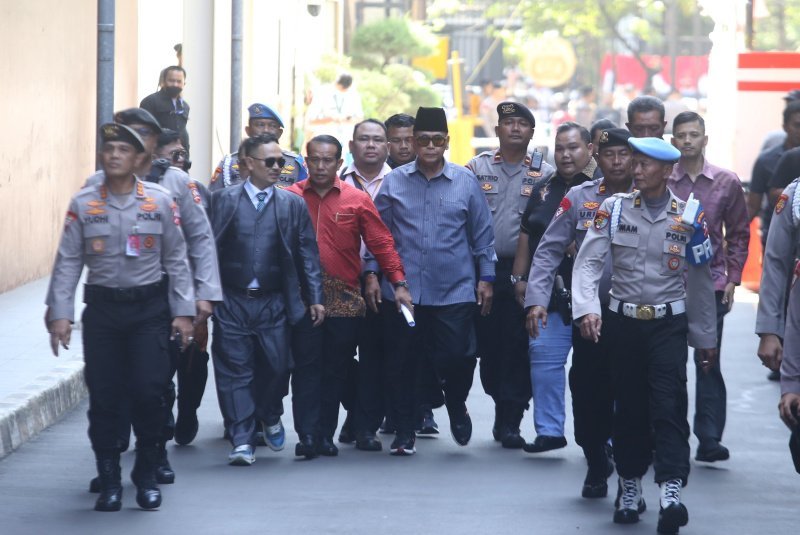 Pemimpin Pondok Pesantren Al Zaytun Panji Gumilang memenuhi panggilan kedua Bareskrim Mabes Polri (Ashar/SinPo.id)