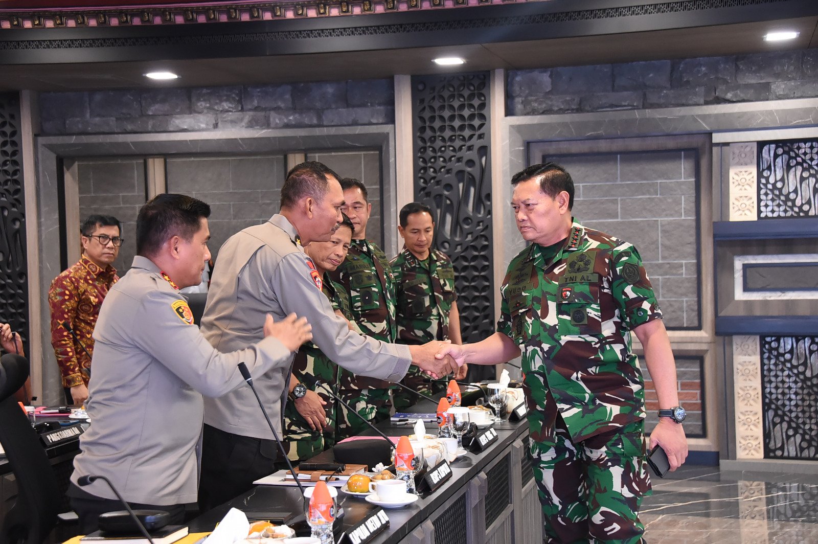 Panglima TNI Laksamana Yudo Margono menerima paparan akhir mengenai pengamanan KTT ke-43 ASEAN SUMMIT 2023. (SinPo.id/Dok. Puspen TNI)