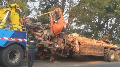 Truk yang alami kecelakaan di Tol Cipularang (SinPo.id/ NTMC Polri)