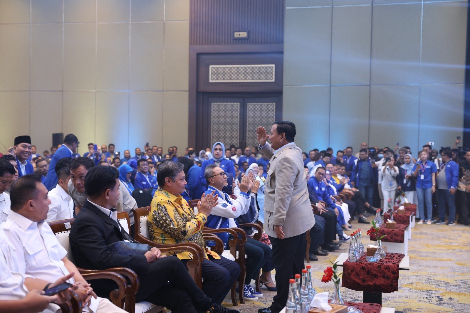 Prabowo menyapa para hadirin HUT PAN (Sinpo.id/Tim Media)