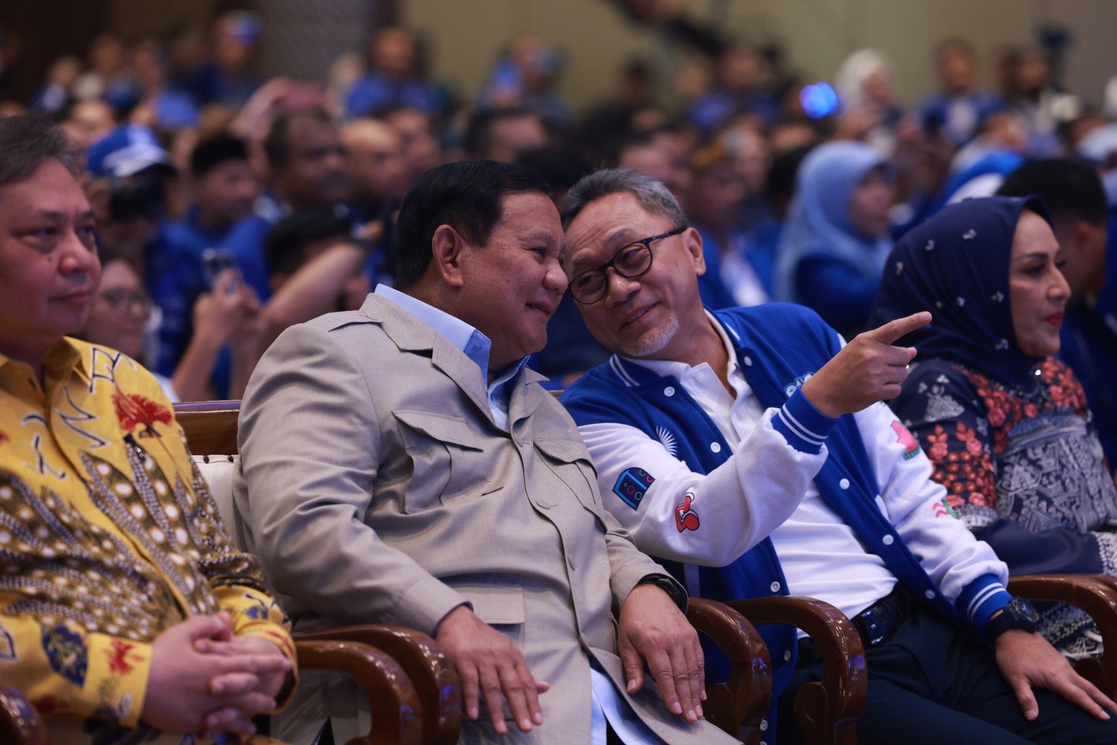 Ketum PAN Zulkifli Hasan berbincang hangat dengan Prabowo (Sinpo.id/Tim Media)