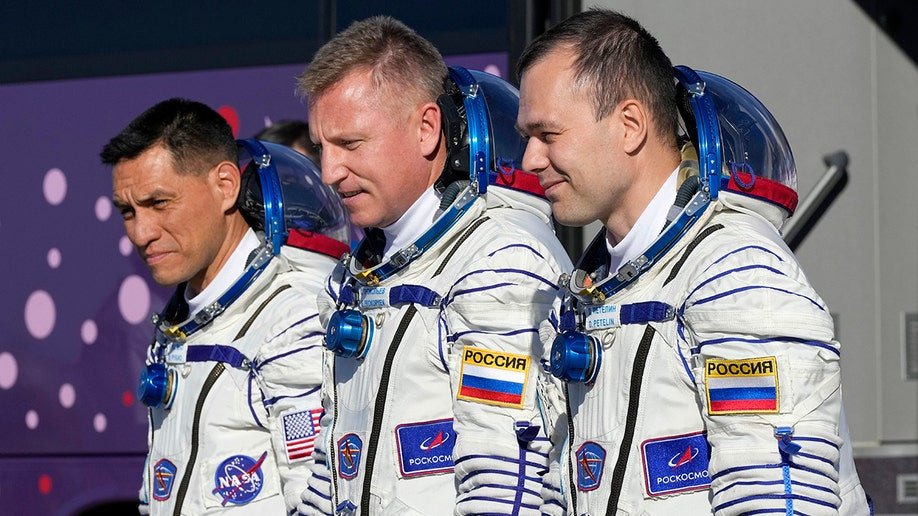 Ketiga pria yang berhasil kembali ke Bumi usai terjebak di luar angkasa (Sinpo.id/Reuters)