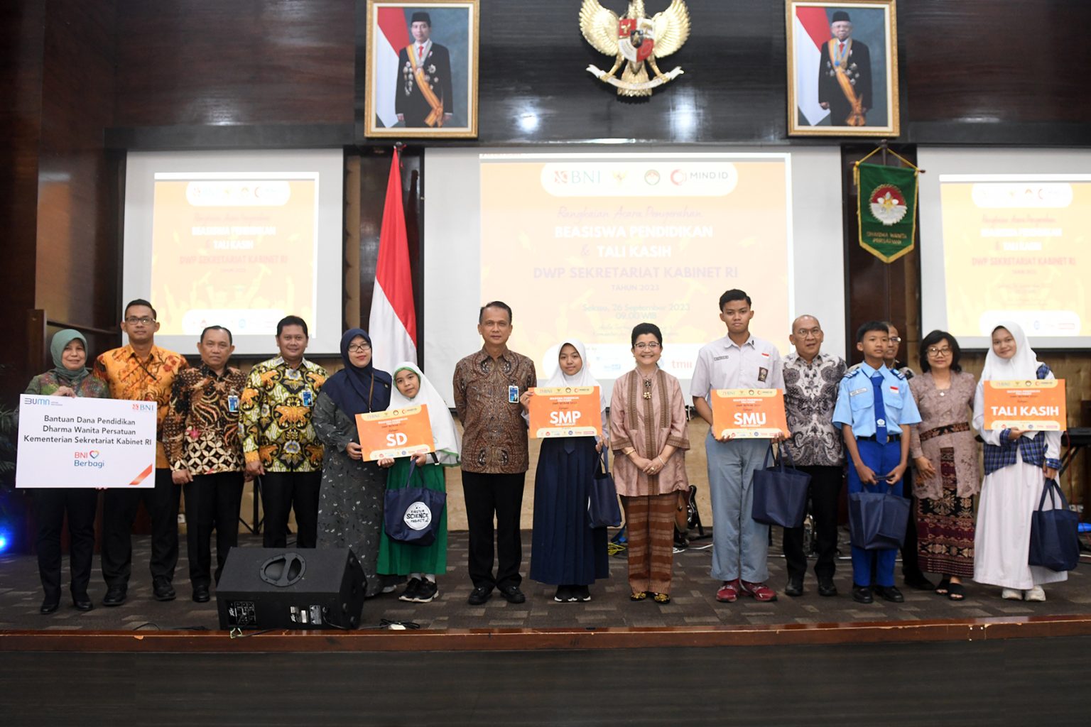 Penyerahan beasiswa DWP Setkab, di Aula Serba Guna, Kemensetneg, Jakarta, Selasa (26/09/2023). (Foto: Humas Setkab/Jay)