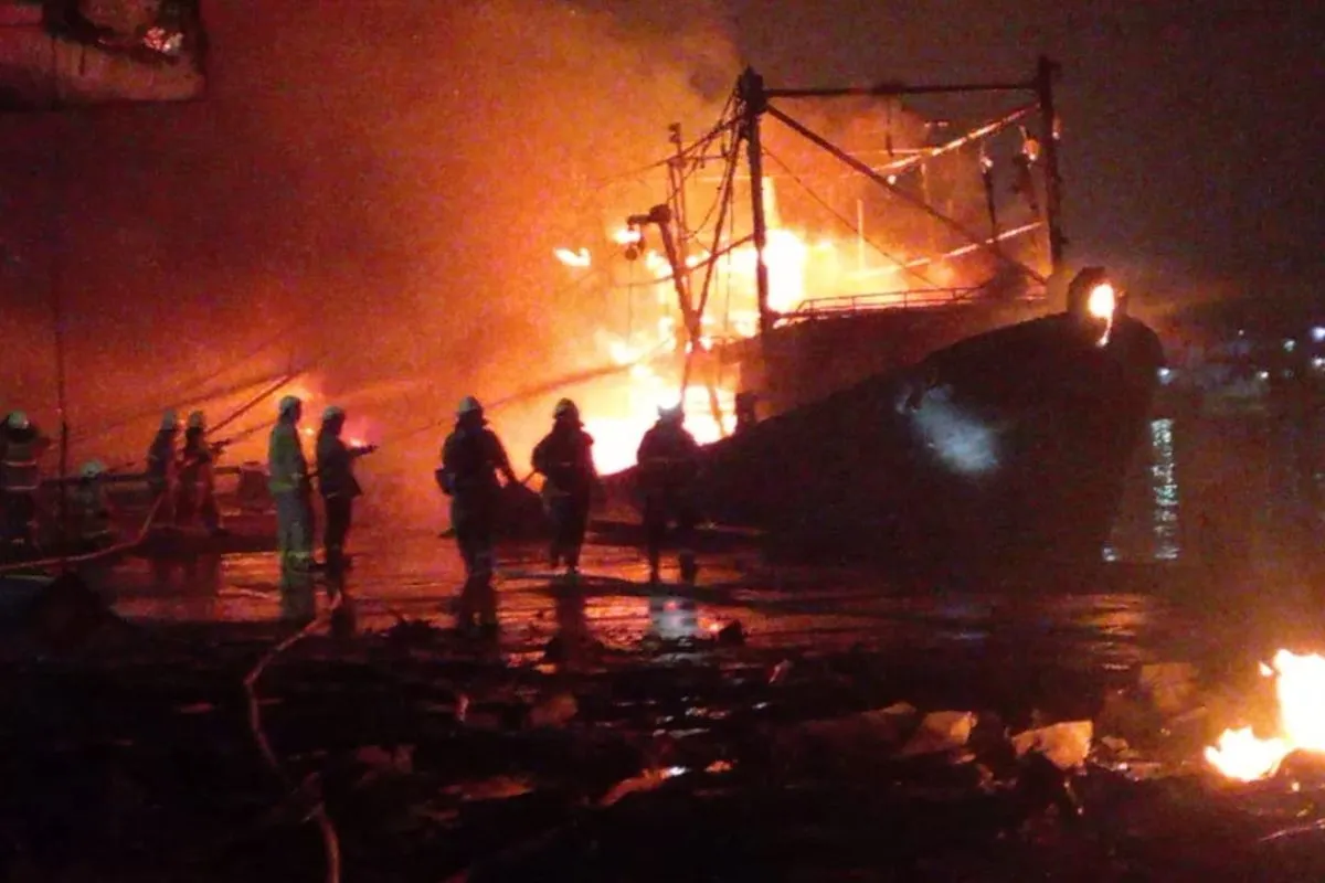 Kondisi kapal nelayan yang terbakar (Sinpo.id/Antara/Jurnalis Jakarta Utara)