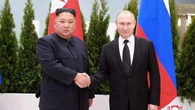 Pemimpin Korea Utara Kim Jong Un bersama Presiden Rusia Vladimir Putin (SinPo.id/ Reuters)