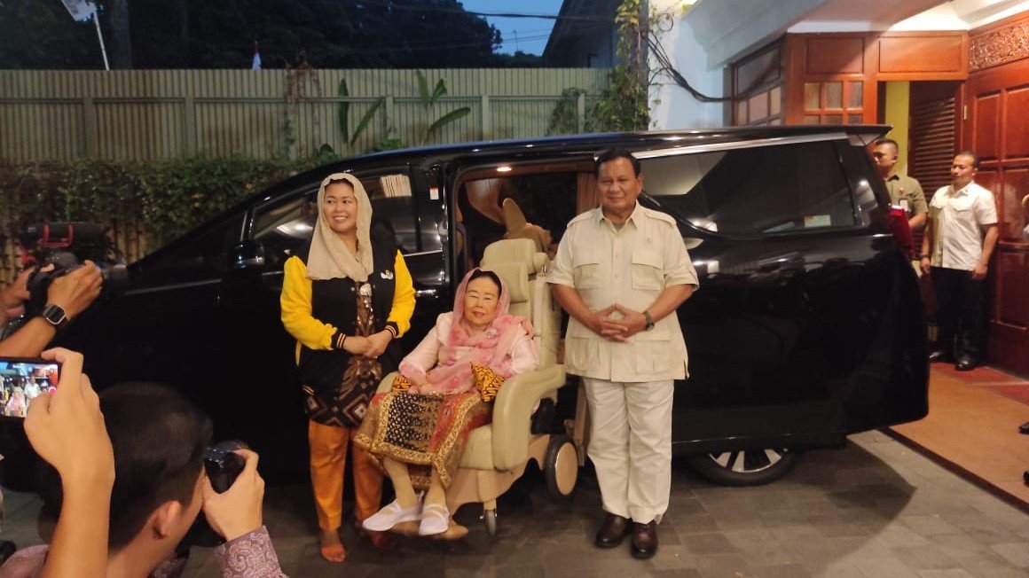 Yenny Wahid saat hadir ke kediaman Prabowo di Kertanegara bersama Sinta Wahid (SinPo.id/ Ashar)