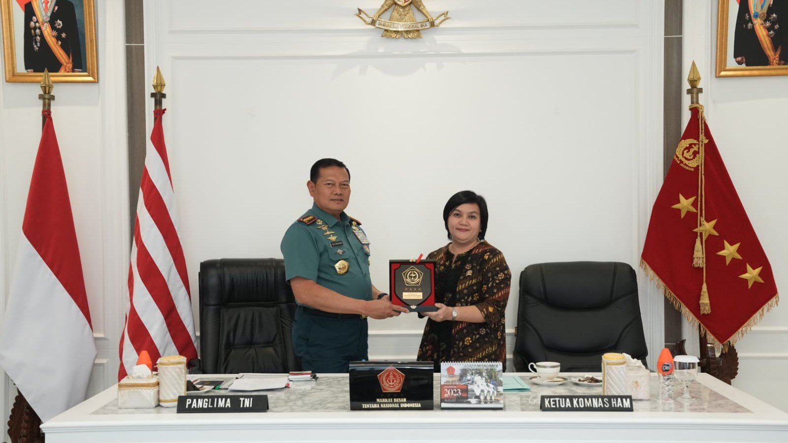 Panglima TNI Laksamana Yudo Margono bersama Ketua Komnas HAM Atnike Nova Sigiro(SinPo.id/ Puspen TNI)