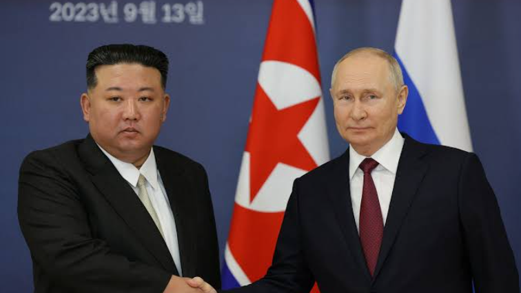 Presiden Rusia Vladimir Putin bersama pemimpin Korea Utara Kim Jong-Un (SinPo.id/ Reuters)