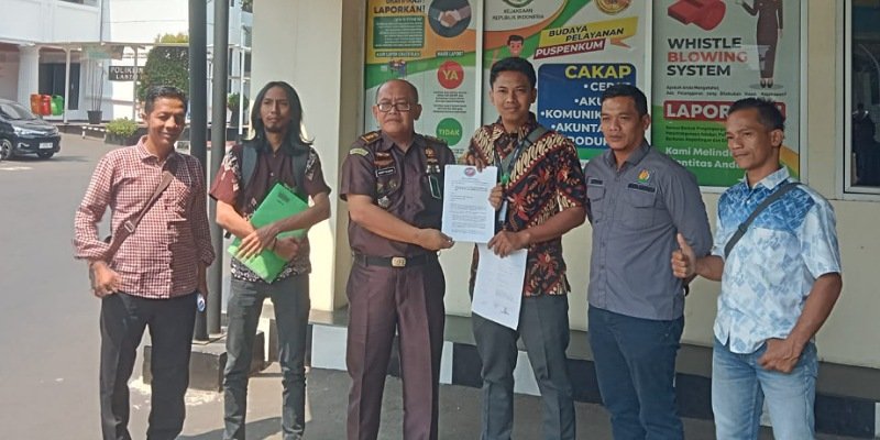 Aktivis KAKI serahkan laporan ke pos pelayanan pengaduan masyarakat Kejaksaan Agung, Jakarta (Sinpo.id/KAKI)