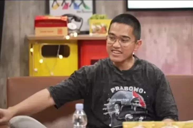 Kaesang Pangarep mengenakan kaus bergambar Prabowo Subianto (SinPo.id/ Tangkapan layar YouTube)