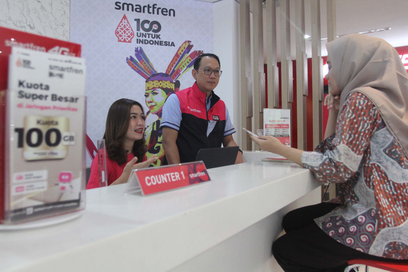 Smartfren HUT ke 16 memberikan pelayanan terbaik di Hari Pelanggan (Ashar/SinPo.id)