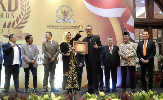 Wakil Ketua Komisi X DPR RI dari Fraksi Golkar, Hetifah Sjaifudian, menerima penghargaan MKD Awards 2023. Istimewa