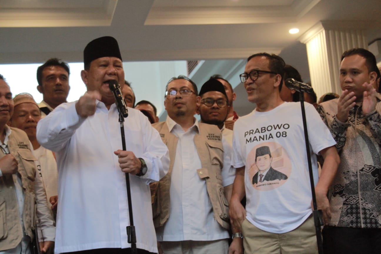 Ketua Umum Prabowo Mania 08 Immanuel Ebenezer bersama Prabowo Subianto (SinPo.id/ Ashar)