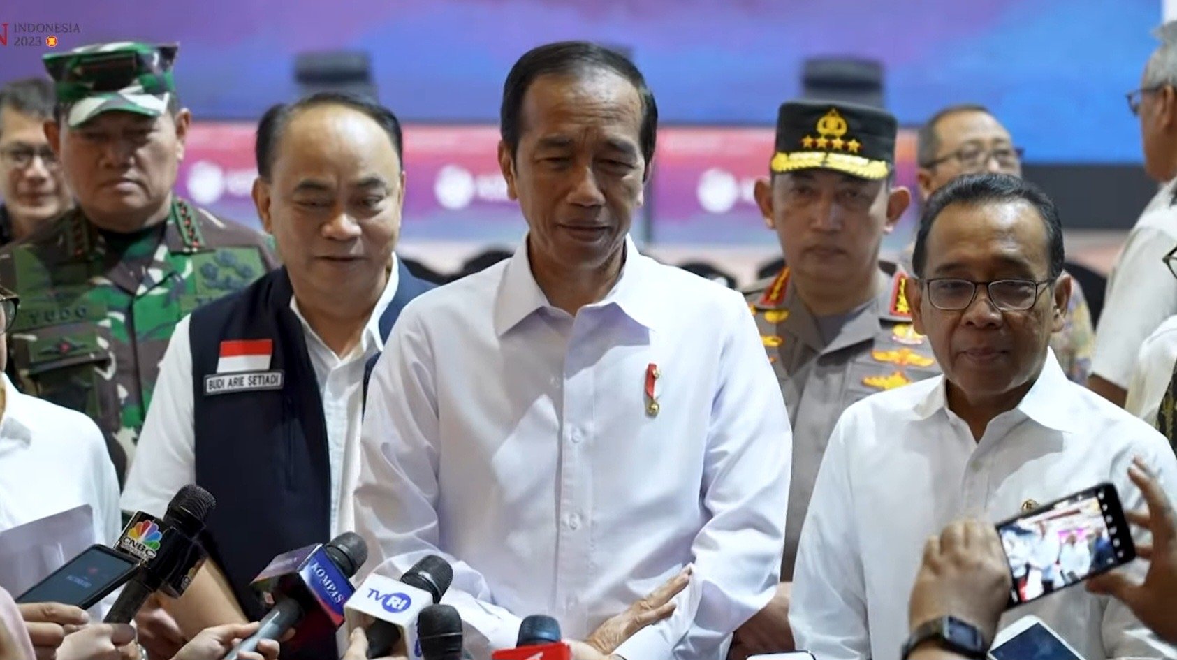 Presiden Jokowi meninjau venue perhelatan KTT ASEAN ke-43 di JCC Jakarta. (SinPo.id/Setkab)