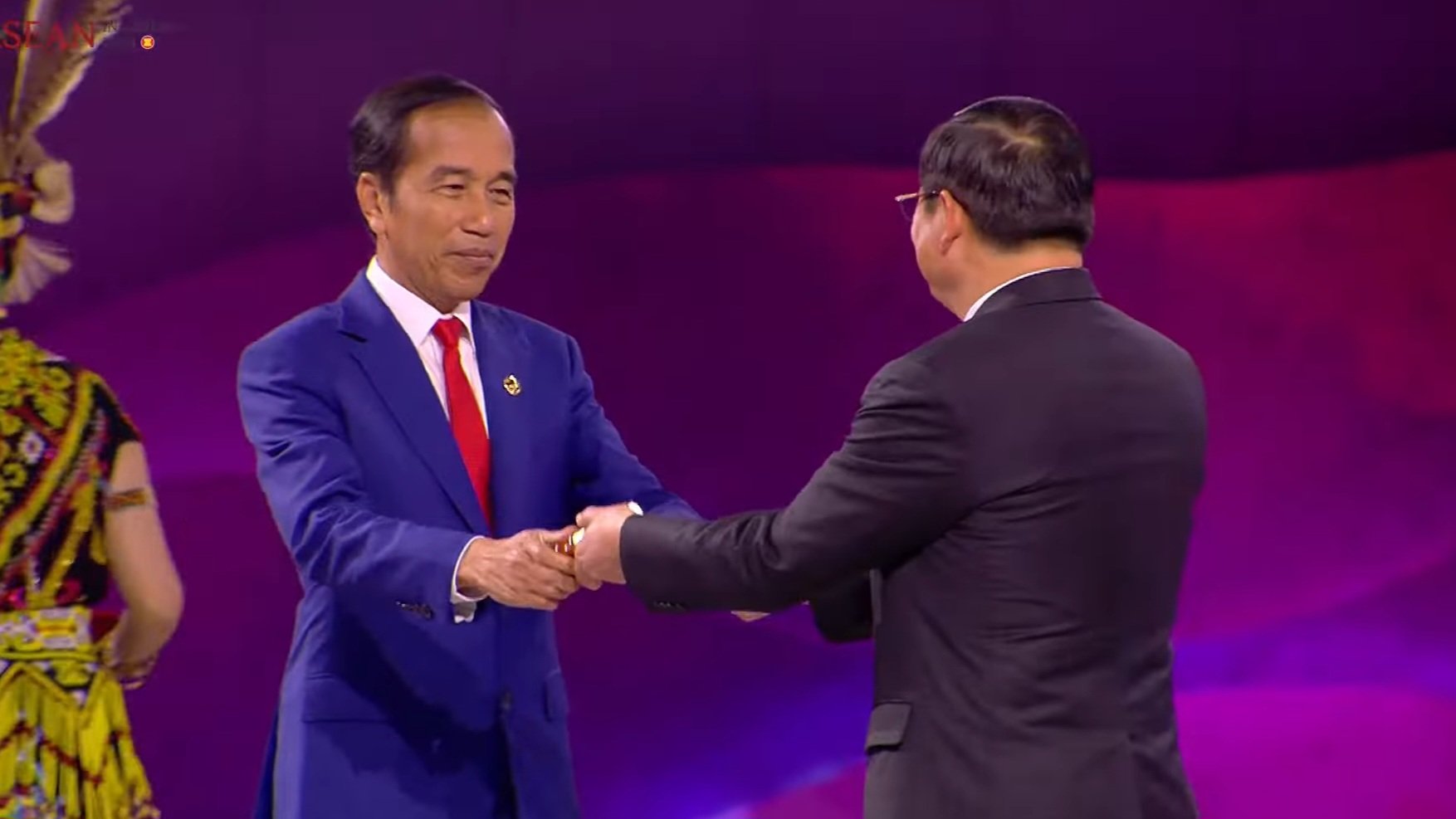 Presiden Jokowi saat menyerahkan Ketetuaan ASEAN ke Laos (SinPo.id/ Setkab)