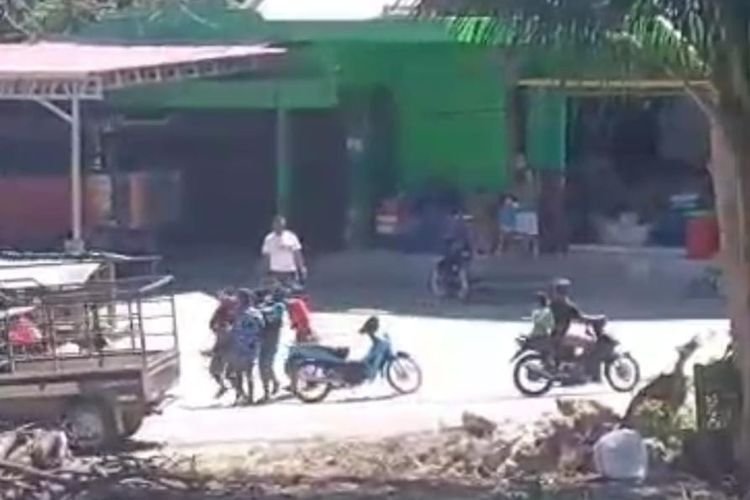 Sebuah video rekaman viral di media sosial yang memperlihatkan sejumlah pria menangkap seorang perempuan yang sedang berdiri di pinggir jalan di Sumba Barat Daya. (SinPo.id/tangkapan layar)
