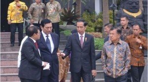 Momen Presiden Jokowi bersama Luhut Binsar Pandjaitan dan Jusuf Kalla (SinPo.id/ Setkab)