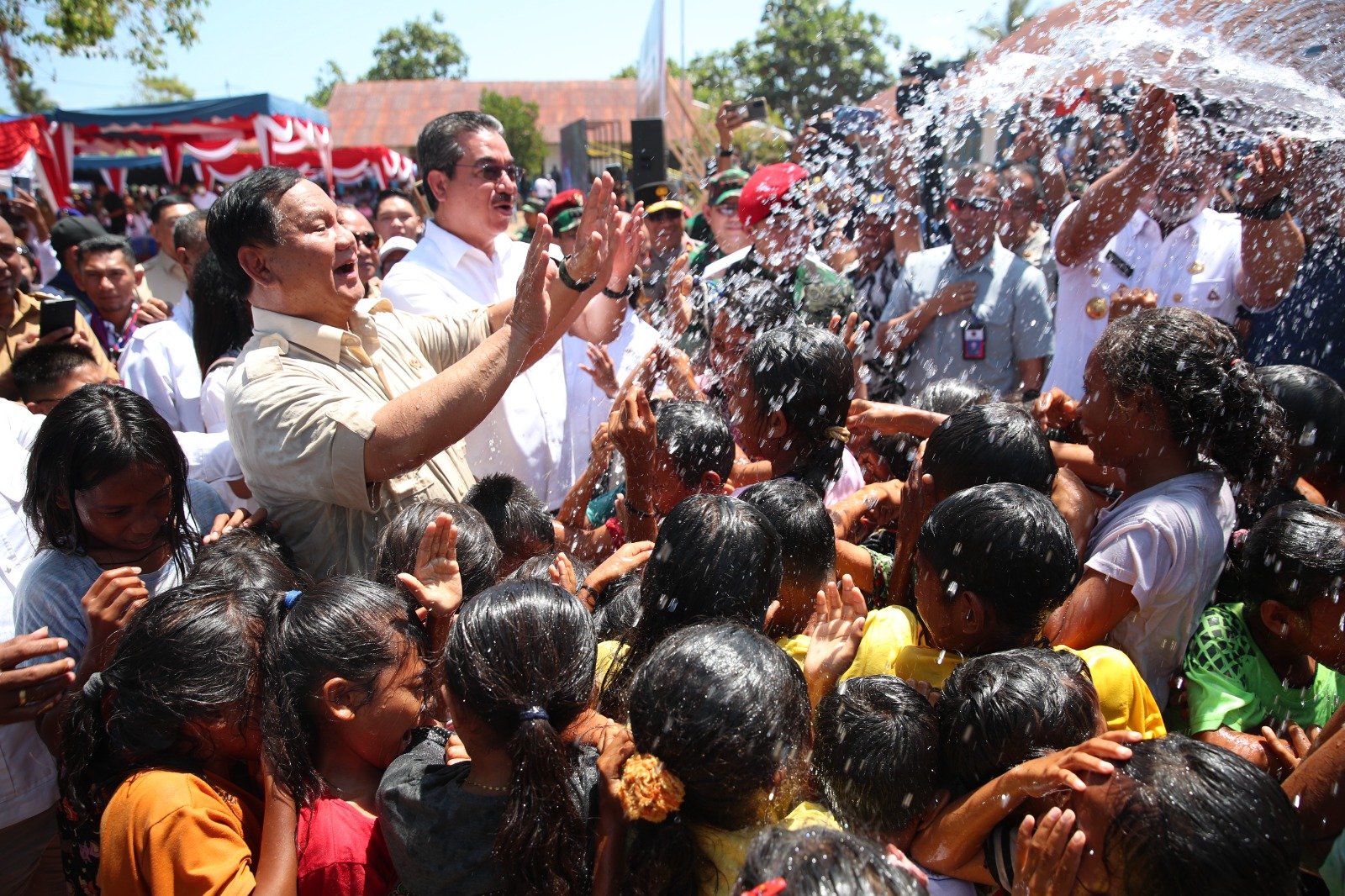 Kegembiraan anak-anak main air bersama Prabowo (Sinpo.id/Tim Media)