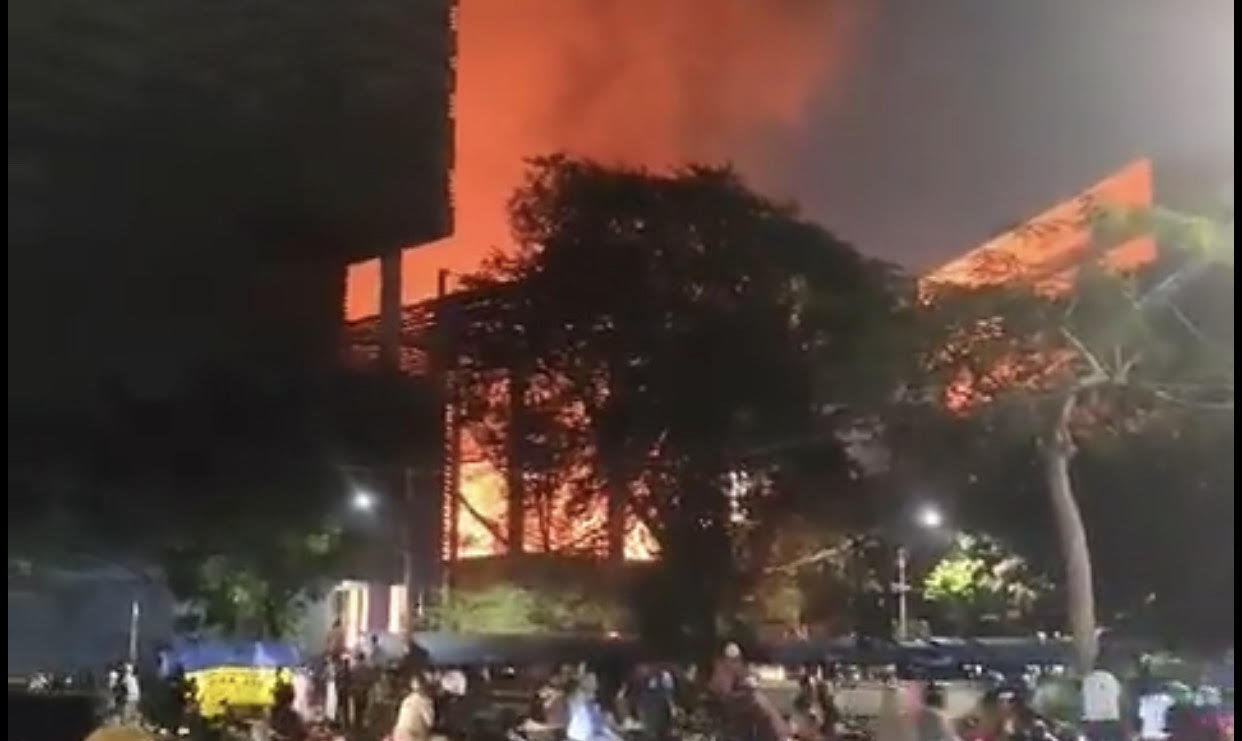 Kebakaran Museum Nasional, Jakarta Pusat, Sabtu 16 September 2023 malam tadi, (SinPo.id/Juven )