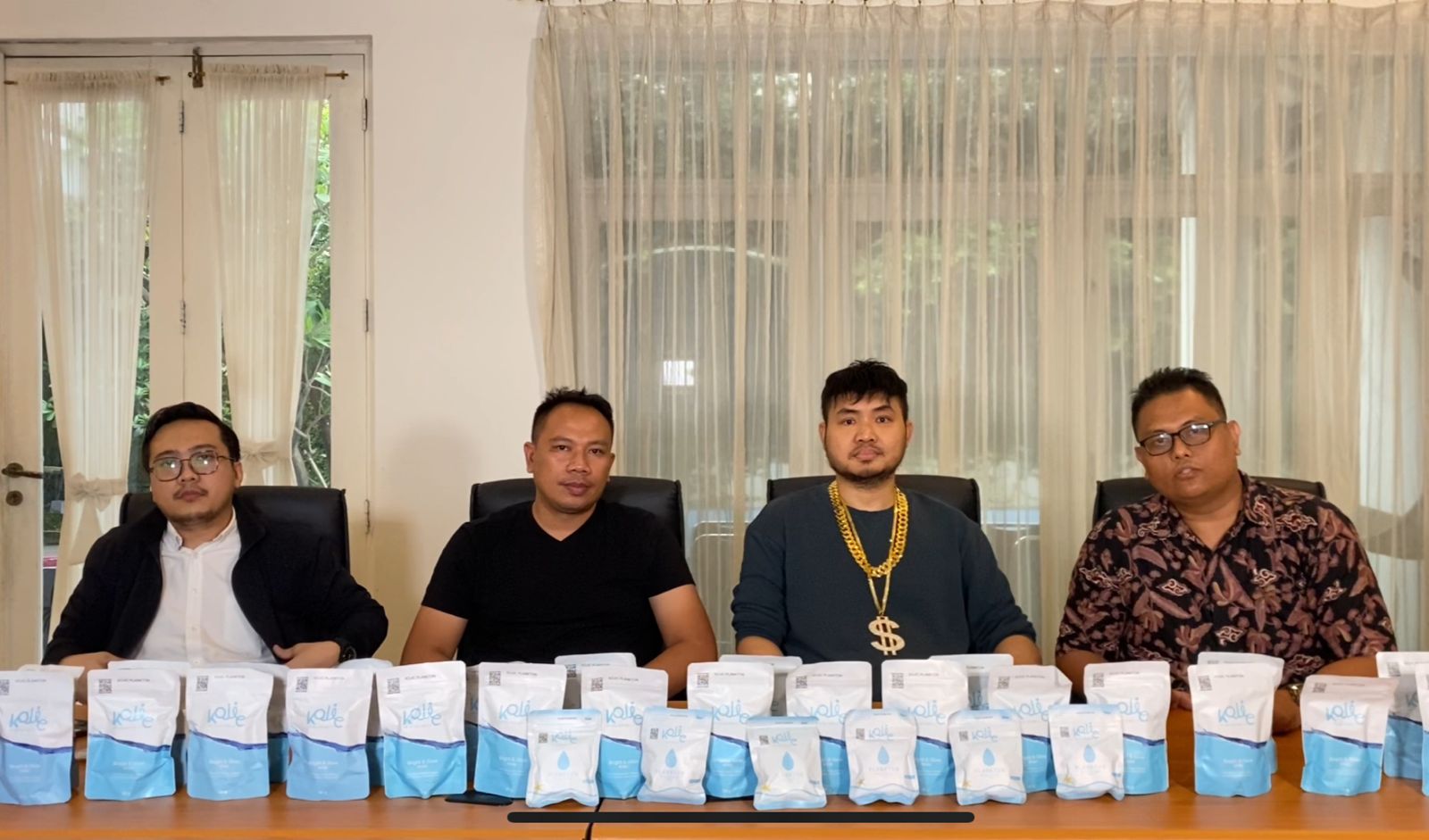 Pemilik Kojic Plankton, Sendi Siswanto melayangkan somasi terbuka dan ancaman gugatan hukum kepada pihak yang melakukan black campaign. (SinPo.id/Dok. Pribadi)