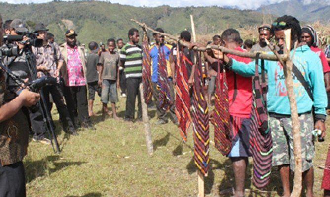 Ilustrasi penggunaan sistem noken dalam pelaksanaan pemungutan suara di Papua. (SinPo.id/Bawaslu)