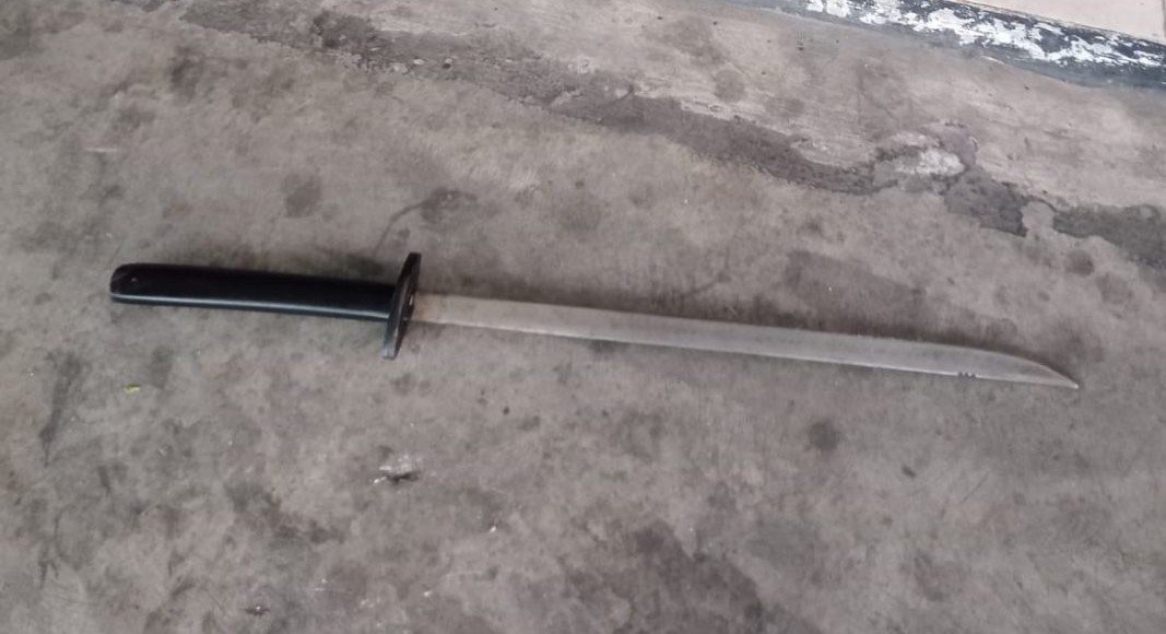 Barang bukti pedang yang digunakan begal di Bekasi (SinPo.id/  Humas Polri)