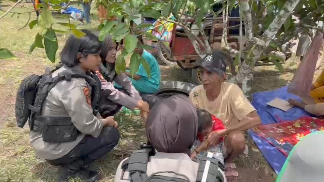 Polisi memberikan trauma healing bagi anak-anak di di PT Hamparan Massawit Bangun Persada (HMBP). (SinPo.id/Sigit Nuryadin)