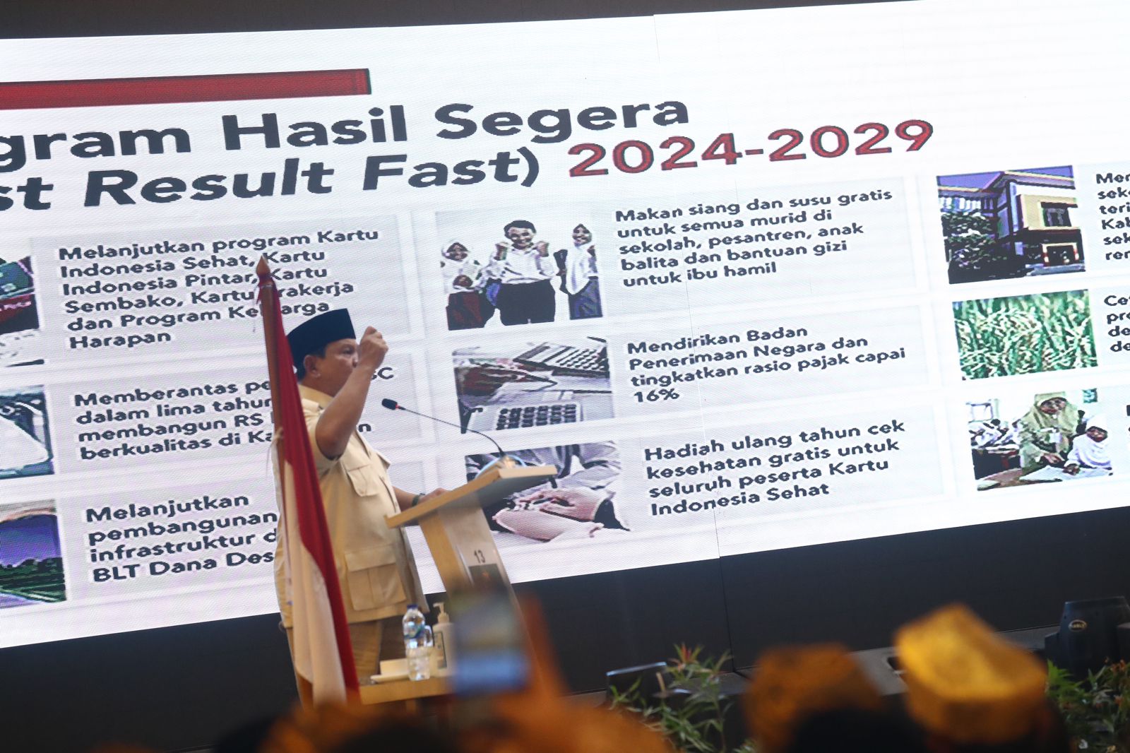 Prabowo Subianto menghadiri acara 'Konsolidasi Zona III Pemenangan Pileg Partai Bulan Bintang dan Pemenangan Prabowo Subianto Calon Presiden 2024' yang digelar di Padang. (SinPo.id/Tim Media)